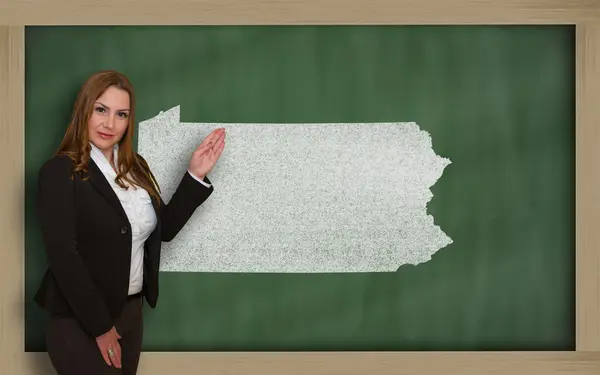 Teacher showing map of pennsylvania on blackboard — Stock Photo, Image