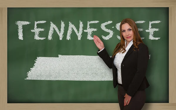 Teacher showing map of tennessee on blackboard — Stock Photo, Image