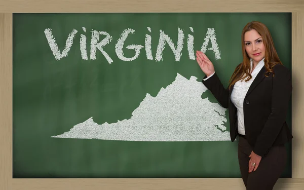 Teacher showing map of virginia on blackboard — Stock Photo, Image