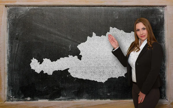 Enseignant montrant la carte de l'Autriche sur tableau noir — Photo