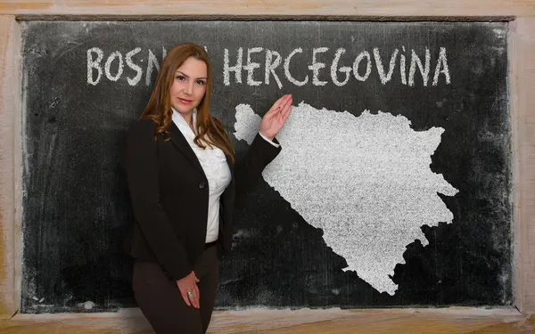 Učitel zobrazeno mapa Bosny Hercegoviny na tabuli — Stock fotografie