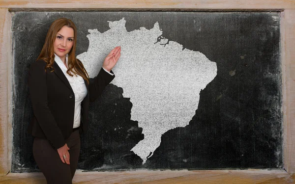 Profesor mostrando mapa de brasil en pizarra — Foto de Stock