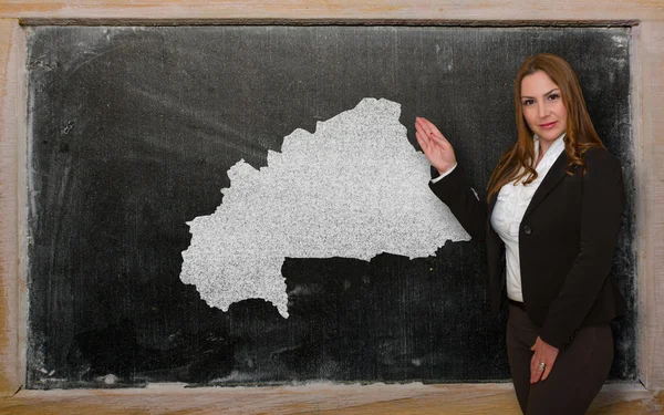 Teacher showing map of burkina faso on blackboard — Stock Photo, Image