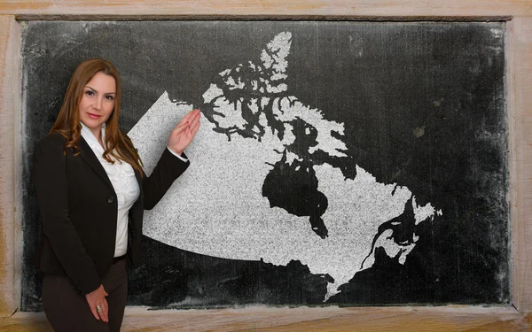 Enseignant montrant la carte de canada sur tableau noir — Photo