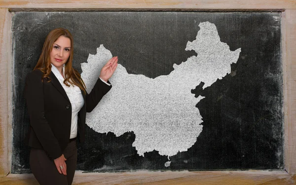 Lehrer zeigt Karte von China auf Tafel — Stockfoto