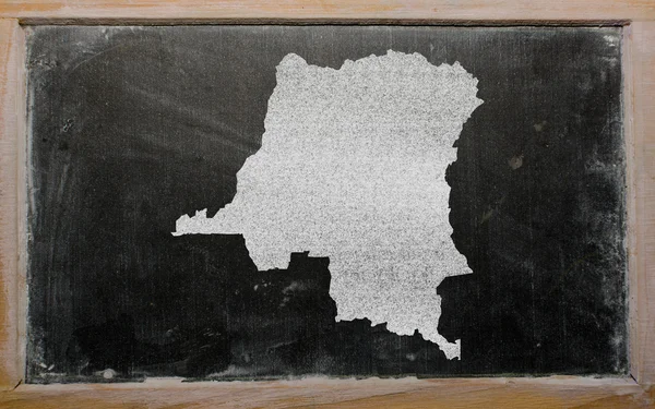 Teacher showing map of congo on blackboard — Stock Photo, Image