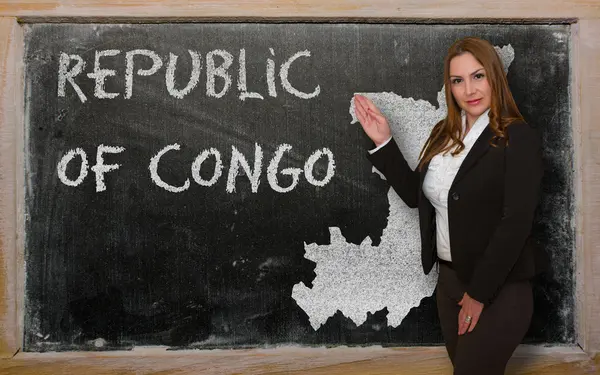 Teacher showing map of congo on blackboard — Stock Photo, Image