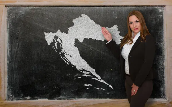 Professor mostrando mapa de croatia em quadro-negro — Fotografia de Stock