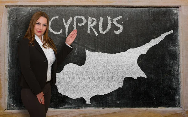 Учитель показывает карту Кипра на доске — стоковое фото