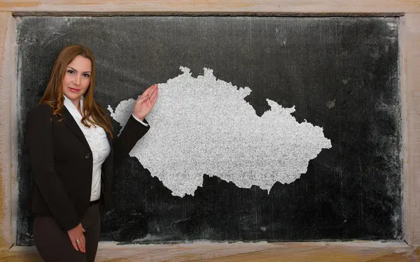 Lehrer zeigt tschechische Landkarte auf Tafel — Stockfoto