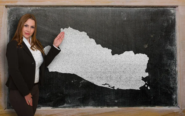 Profesor mostrando mapa de el salvador en pizarra — Foto de Stock