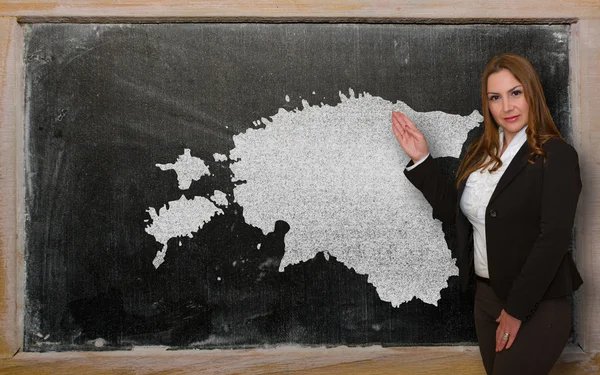 Professor mostrando mapa de estonia em quadro-negro — Fotografia de Stock