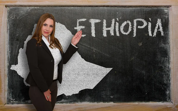 Teacher showing map of ethiopia on blackboard — Stock Photo, Image