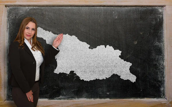 Enseignant montrant la carte de la géorgie sur tableau noir — Photo