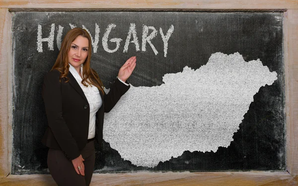 Professor mostrando mapa de hungary em quadro-negro — Fotografia de Stock