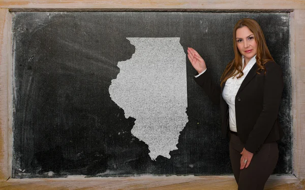 Teacher showing map of illinois on blackboard — Stock Photo, Image