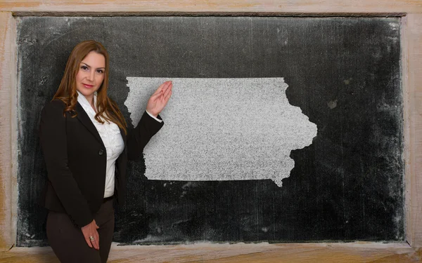 Lehrerin zeigt Karte von Iowa auf Tafel — Stockfoto