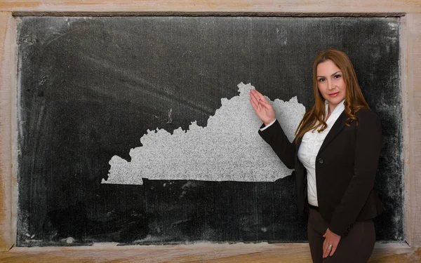 Teacher showing map of kentucky on blackboard — Stock Photo, Image