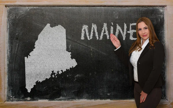 Teacher showing map of maine on blackboard — Stock Photo, Image