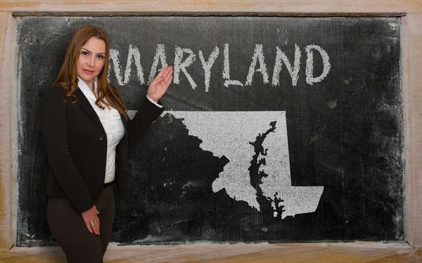 Lehrerin zeigt Karte von Märchenland auf Tafel — Stockfoto