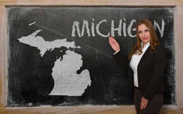 Profesor mostrando el mapa de Michigan pizarra — Foto de Stock