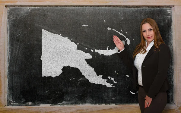 Läraren visar kartan i papua nya guinea på blackboard — Stockfoto