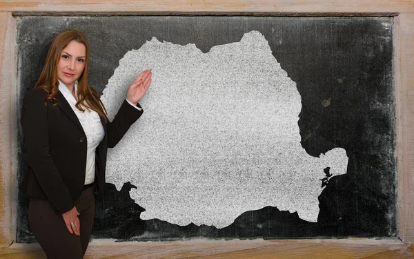 Yazı tahtası üzerinde öğretmen gösteren harita Romanya — Stok fotoğraf