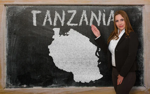 Professor mostrando mapa de tanzania em quadro-negro — Fotografia de Stock