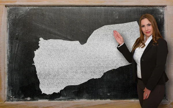 Professor mostrando mapa de Iêmen em quadro-negro — Fotografia de Stock