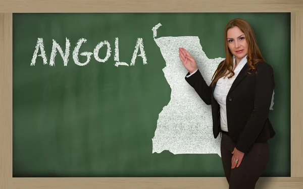 Öğretmen gösteren haritada blackboard Angola — Stok fotoğraf