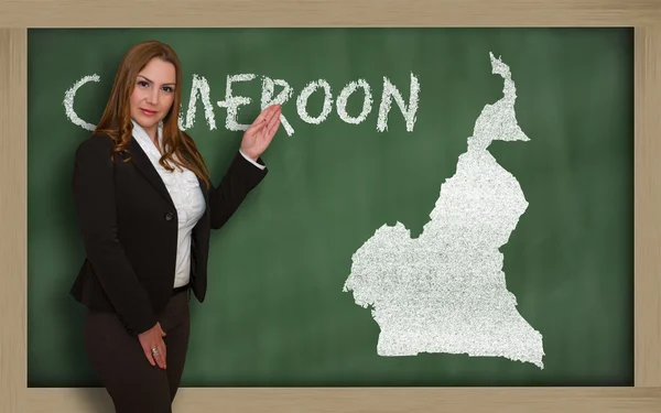 Teacher showing map of cameroon on blackboard — Stock Photo, Image