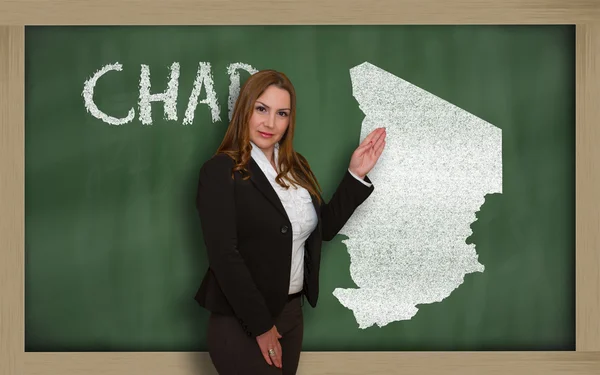 Teacher showing map of chad on blackboard — Stock Photo, Image