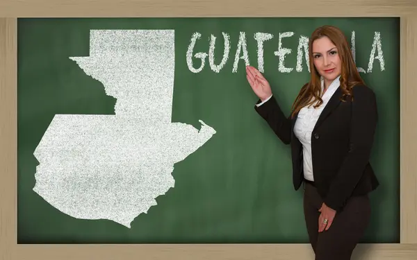 黑板上的危地马拉老师显示地图 — 图库照片
