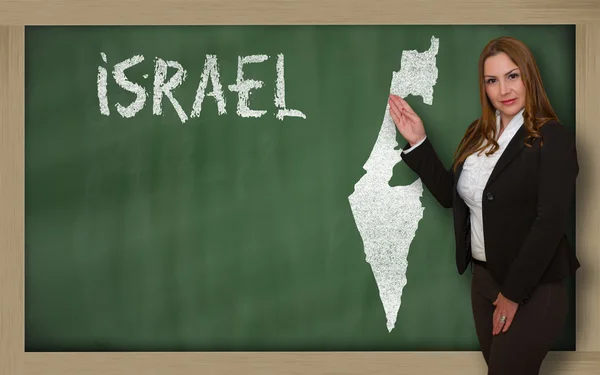 Teacher showing map of israel on blackboard — Stock Photo, Image