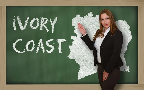 Teacher showing map of ivory coast on blackboard — Stock Photo, Image