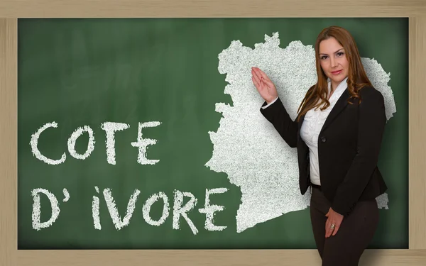 Teacher showing map of ivory coast on blackboard — Stock Photo, Image