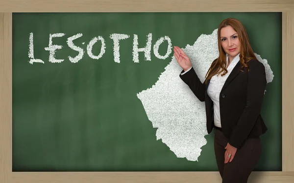 Учитель показывает карту Лесото на доске — стоковое фото