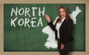 öğretmen gösteren haritada blackboard Kuzey Kore