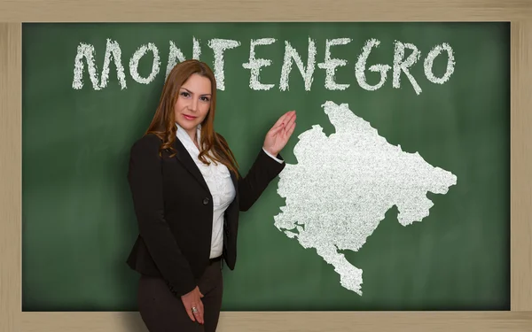 Δάσκαλος προβολή χάρτη του Μαυροβουνίου στο blackboard — Φωτογραφία Αρχείου