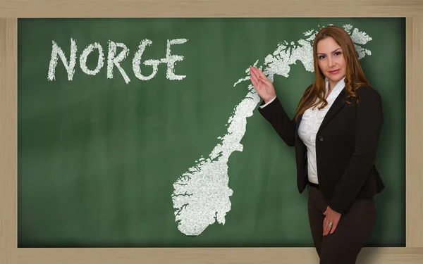Учитель показывает карту Норвегии на доске — стоковое фото