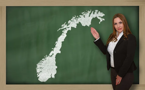 Professor mostrando mapa de norway em quadro-negro — Fotografia de Stock