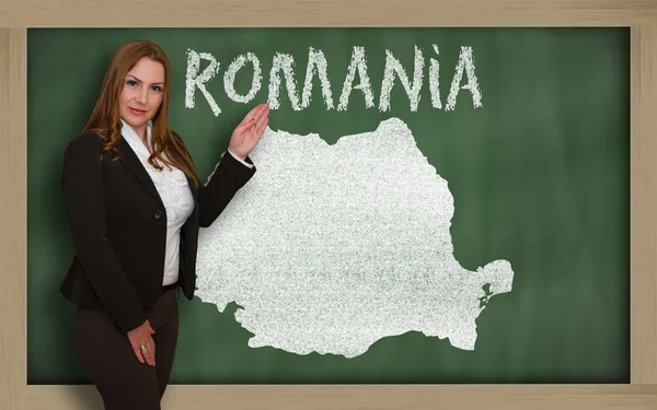 Δάσκαλος προβολή χάρτη της Ρουμανίας στο blackboard — Φωτογραφία Αρχείου