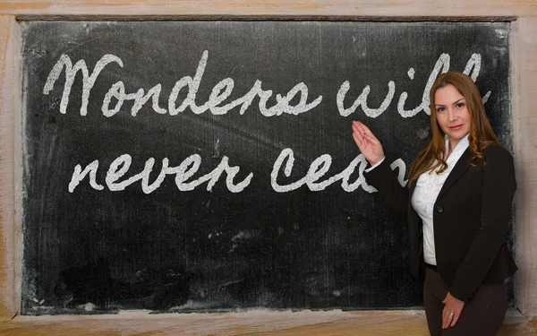 Läraren visar underverk upphör aldrig på blackboard — Stockfoto