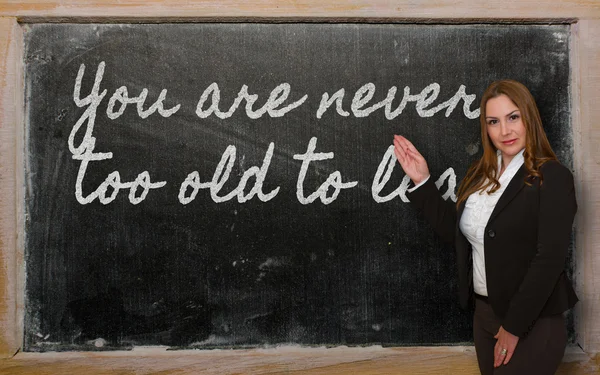 Professor mostrando Você nunca é velho demais para aprender no quadro negro — Fotografia de Stock