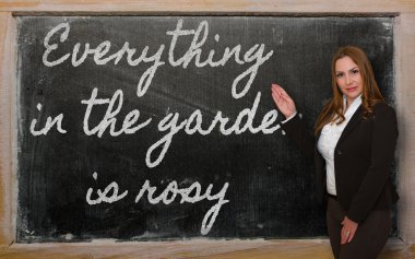 Her bahçede gösterilen öğretmen tahtaya pembe