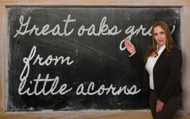 büyük meşe gösterilen öğretmen küçük meşe palamudundan yazı tahtası üzerinde büyür.