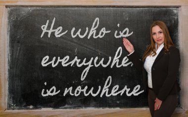 öğretmen her yerde olan hiçbir yerde olduğunu gösteren yazı tahtası üzerinde