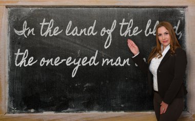 öğretmen gösteriyor, körler ülkesinde tek gözlü adam kı