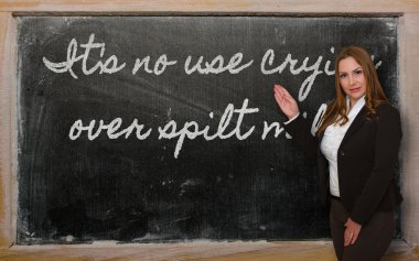 yazı tahtası üzerinde spilt süt ağlamak faydasız s gösterilen öğretmen