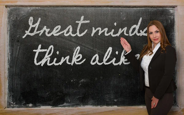 Δάσκαλος δείχνει μεγάλα μυαλά Θεωρώ εξίσου στο blackboard — Φωτογραφία Αρχείου